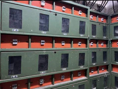 Fotos de la sala de medidores de luz - Husares - Reemplazo de tapones por térmicas en sala de medidores