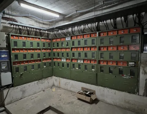 Fotos de la sala de medidores de luz - Husares - Reemplazo de tapones por térmicas en sala de medidores