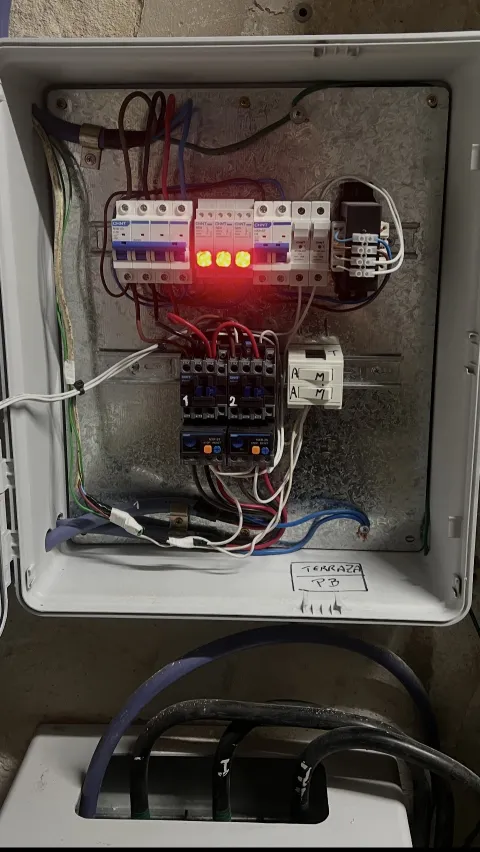 Muy importante es tener un transformador que reduzca y aísle la electricidad que ingresa al tanque de agua, a través de los automáticos de tanque de agua.